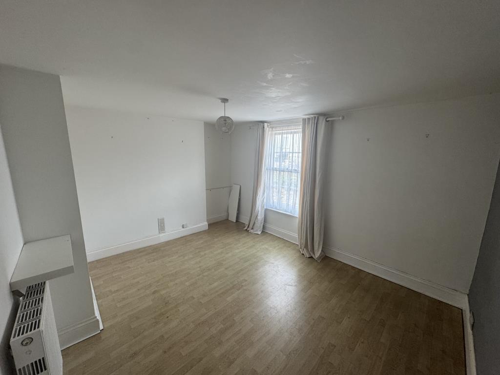 Lot: 6 - TOWN CENTRE MAISONETTE WITH GARDEN FOR INVESTMENT OR OCCUPATION - Bedroom